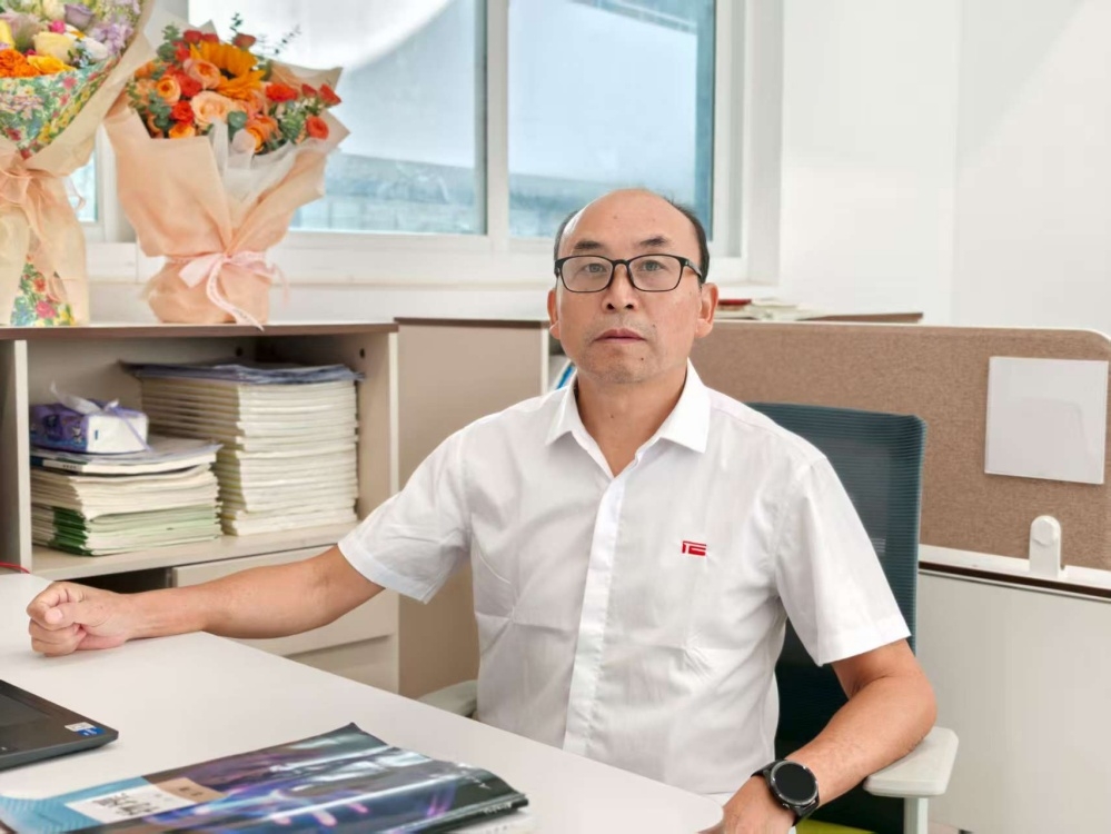 黄建标：高中物理教师