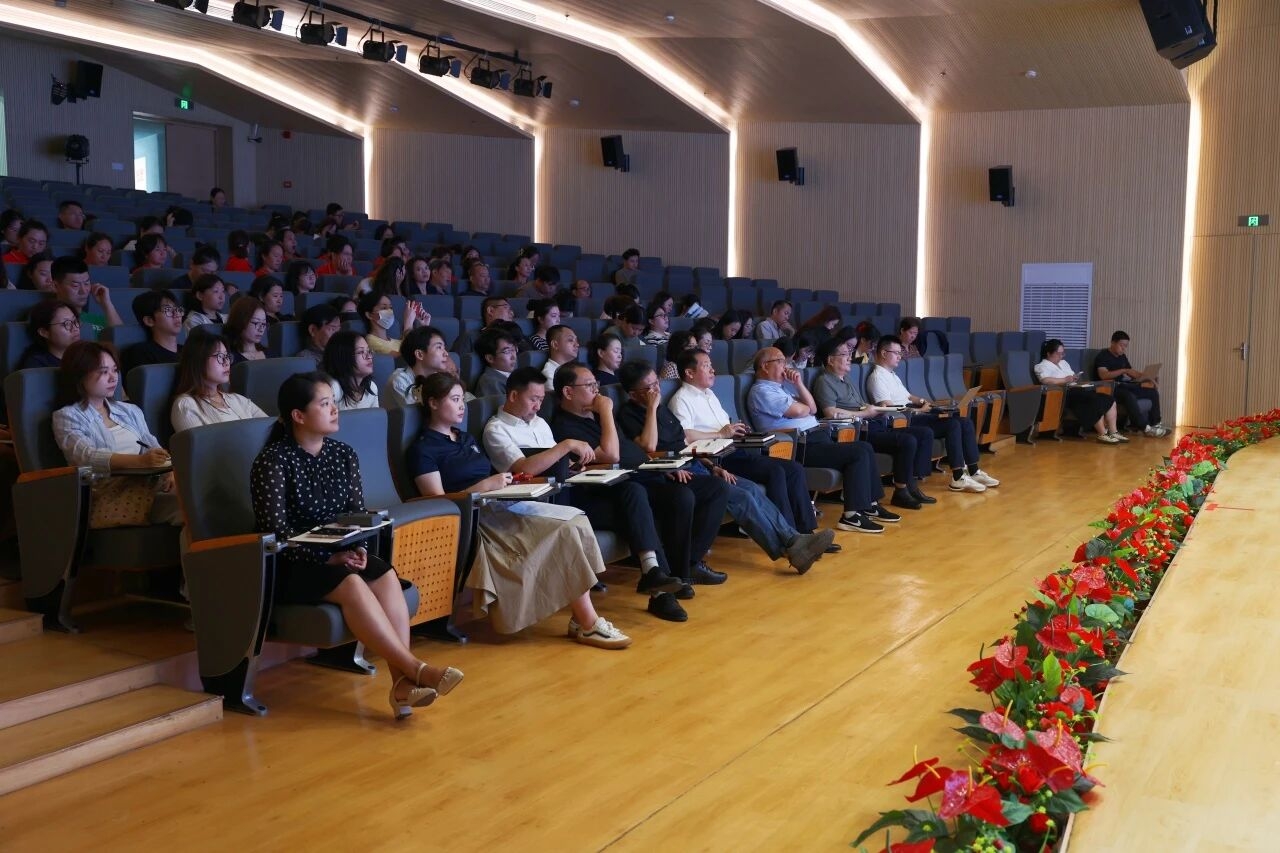 凝心聚力启新程,守护心灵筑防线 | 海南寰岛高级中学召开新学期全体教职工大会暨心理健康教育全员专题培训会